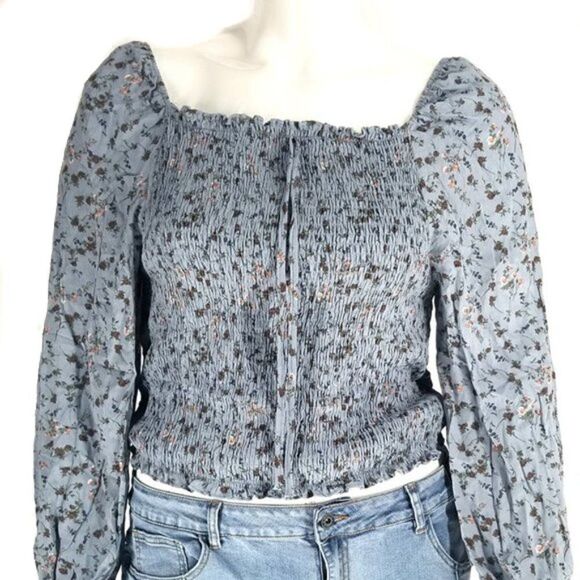 Very Demure, very cutesy Blue Floral Smocked Cropped Blouse - Picture 2 of 5